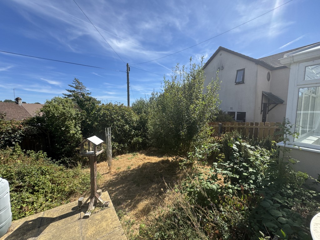 Lot: 191 - DETACHED FOUR-BEDROOM HOUSE IN POPULAR LOCATION - Rear garden